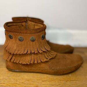 Minnetonka Kids Double Fringe Suede Ankle Boots Size 3-4 Cognac